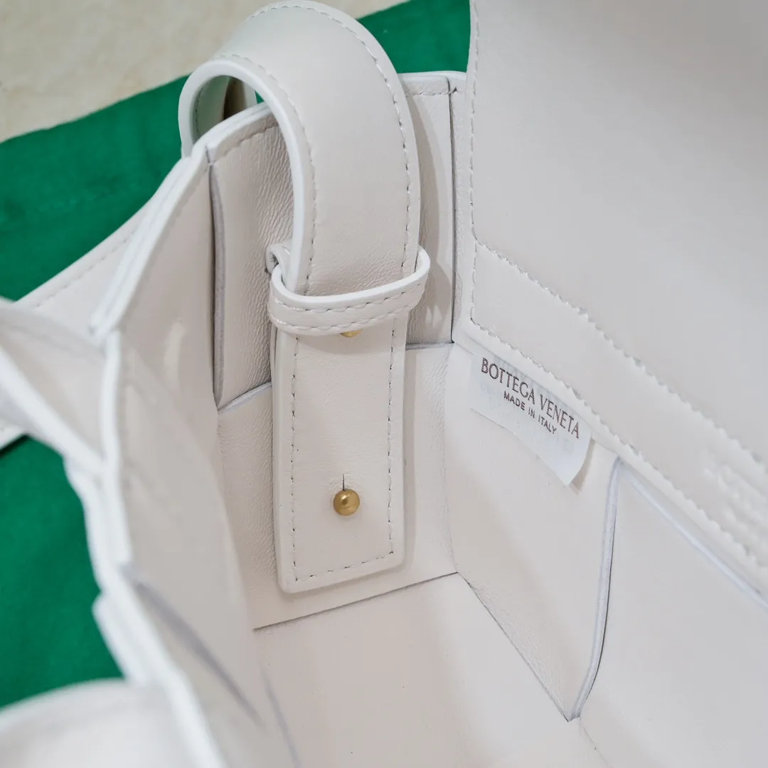 Batch 1460 🔥Latest Mini East-West Arco Tote Mini horizontal Intreccio woven leather tote bag with detachable strap • Single detachable internal zipper pocket • Leather rope buckle closure • Sheep leather composite Intreccio weaving process Size: 22*11*5.5cm, handle height 11, strap 55cm Model: 6778#
